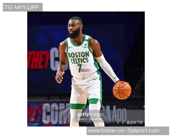 杰伦布朗上半场状态回暖8投4中贡献13分4篮板4助攻表现全面