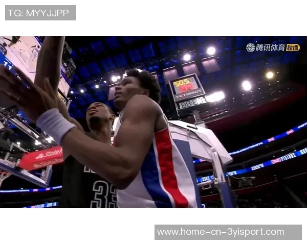 克拉克斯顿半场表现出色11投6中贡献13分7篮板2助攻1抢断